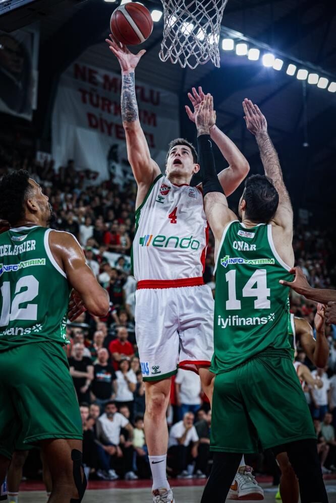 Karşıyaka Basketbol'da Iki Ayrılık 111