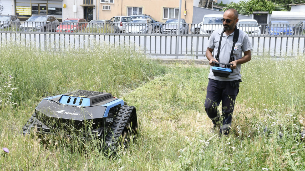 Çiğli’de ot biçme robotu işbaşı yaptı