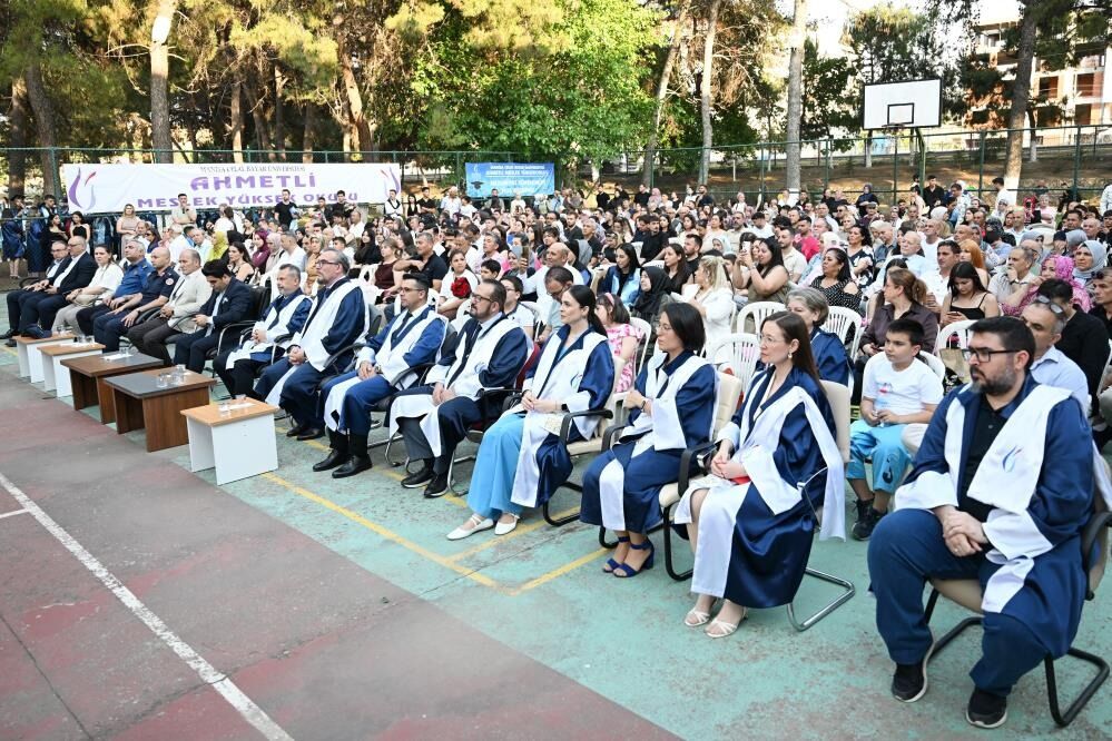 Manisa Cbü Mezunlarını Törenle Uğurladı (3)