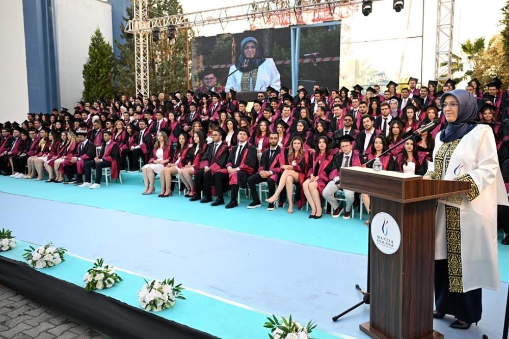 Manisa Cbü Mezunlarını Törenle Uğurladı (4)