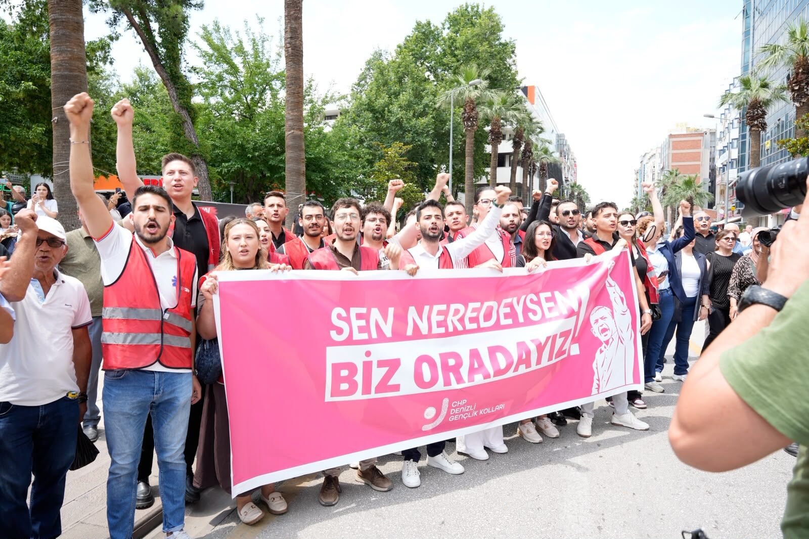 Özel Denizli'de Bir Bankın Üstündeyiz Ama Milletin Gönlündeyiz (2)