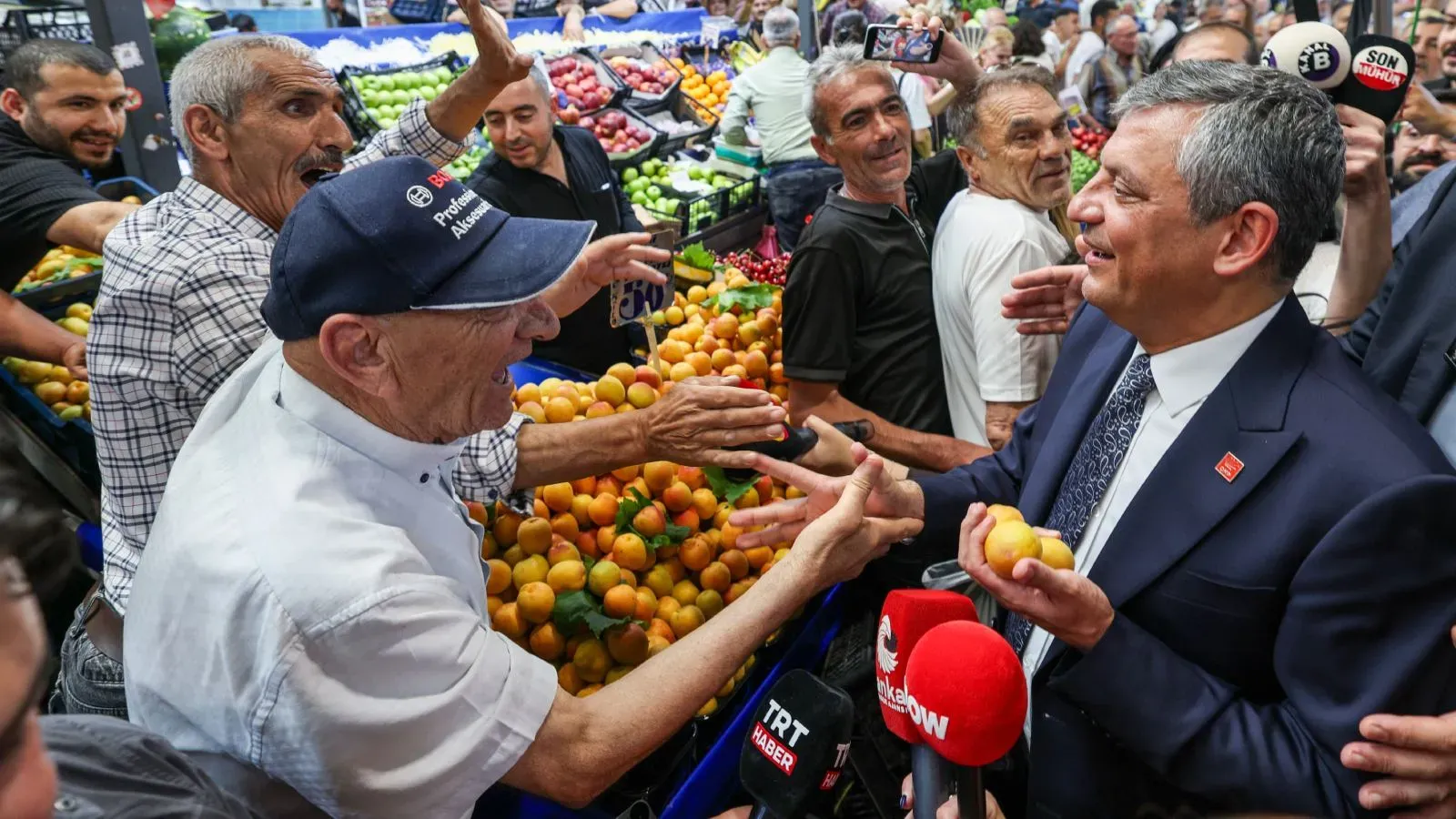 Pazarda Çilek Satan Özel'in Keyifli Anları