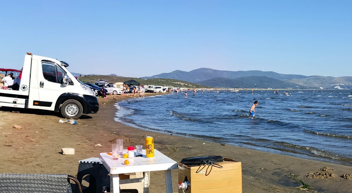 İzmir sahillerinde bayram kirliliği: Bayram bitti çöpü kaldı