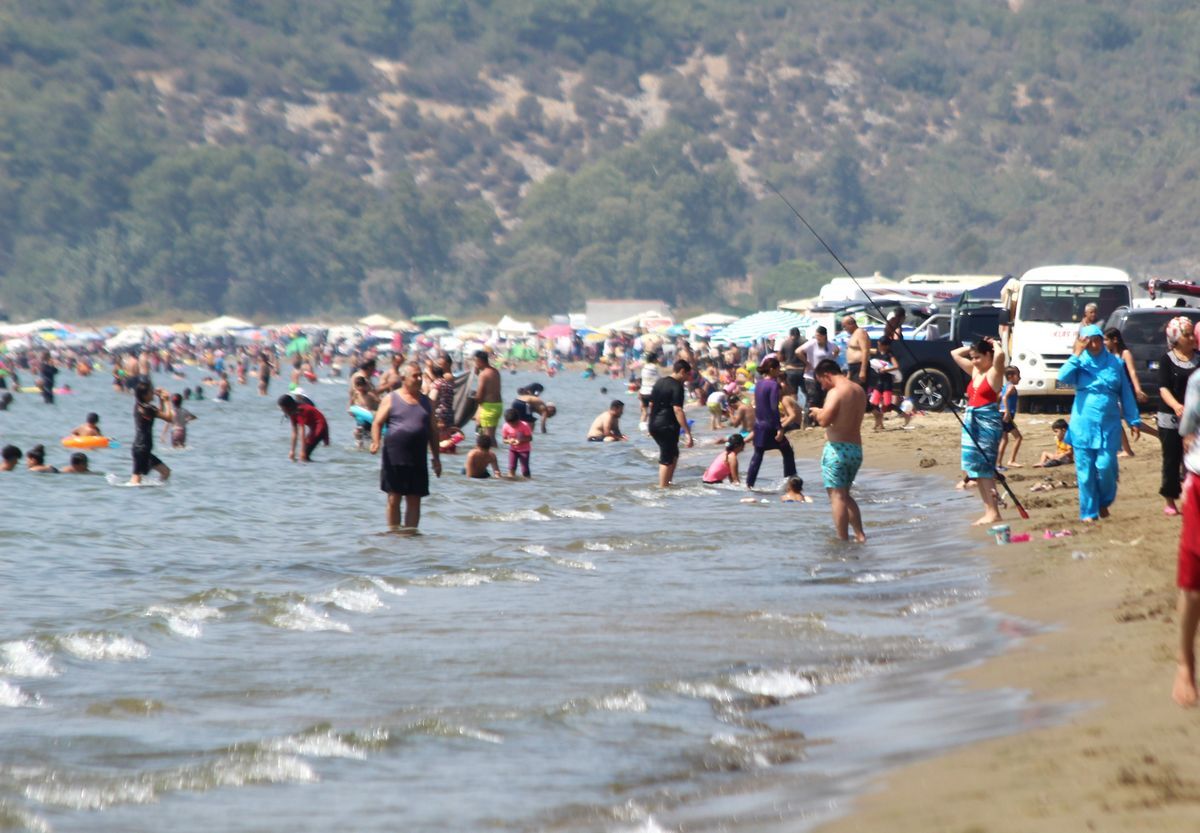 İzmir sahillerinde bayram kirliliği: Bayram bitti çöpü kaldı-2