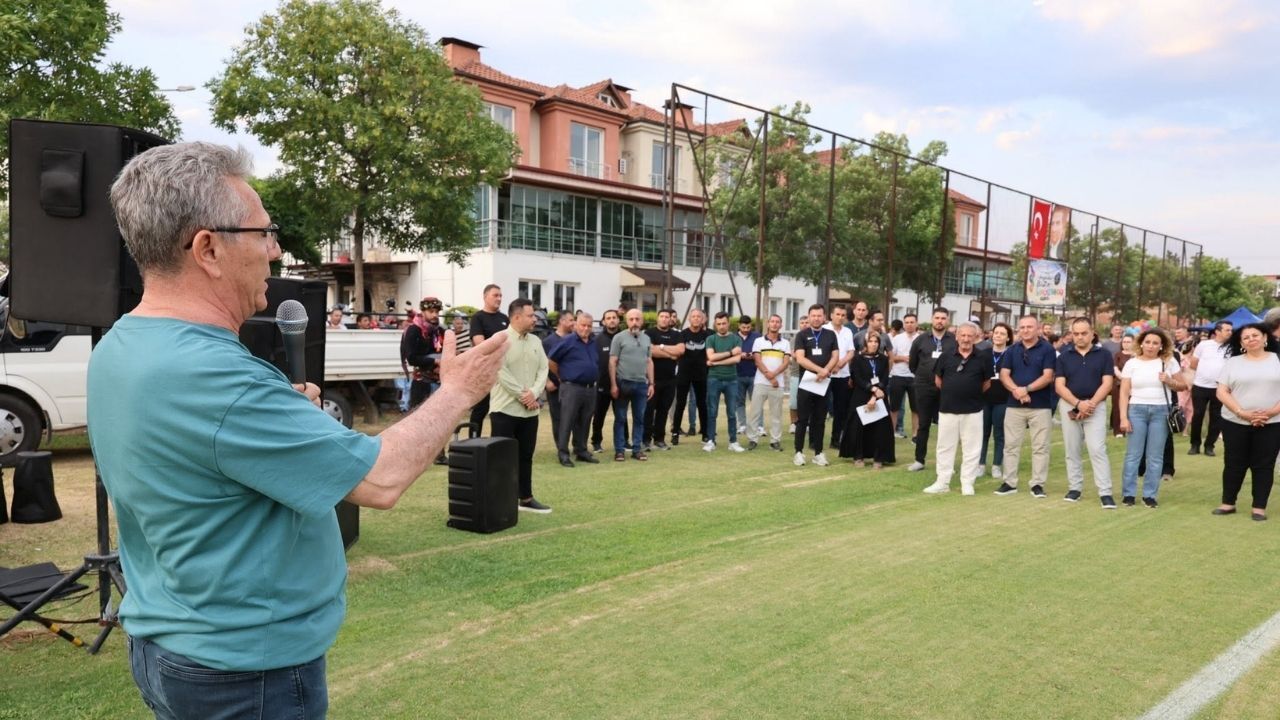 Nazilli Belediyesi’nin “Bizim Günümüz” motivasyon gecesinde çalışanlar eğlence ve dayanışma dolu anlar yaşadı. Nazilli Belediye Başkanı Ertuğrul Tetik, “Biz büyük bir aileyiz” diyerek birlik mesajı verdi.