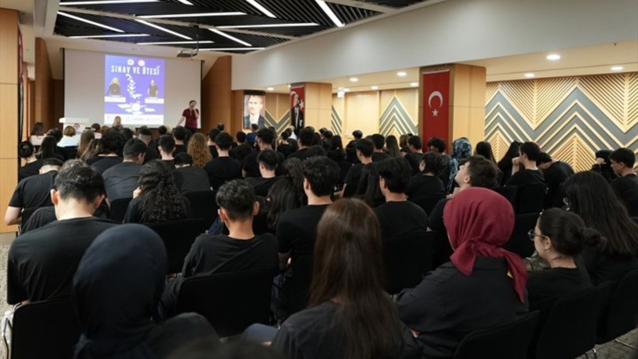 Denizli’de düzenlenen “Sınav ve Ötesi” programında gençler, sınav kaygısını yönetmenin yollarını öğrenirken kariyer planlaması ve hayallerine ulaşma konusunda uzman isimlerden ilham aldı.