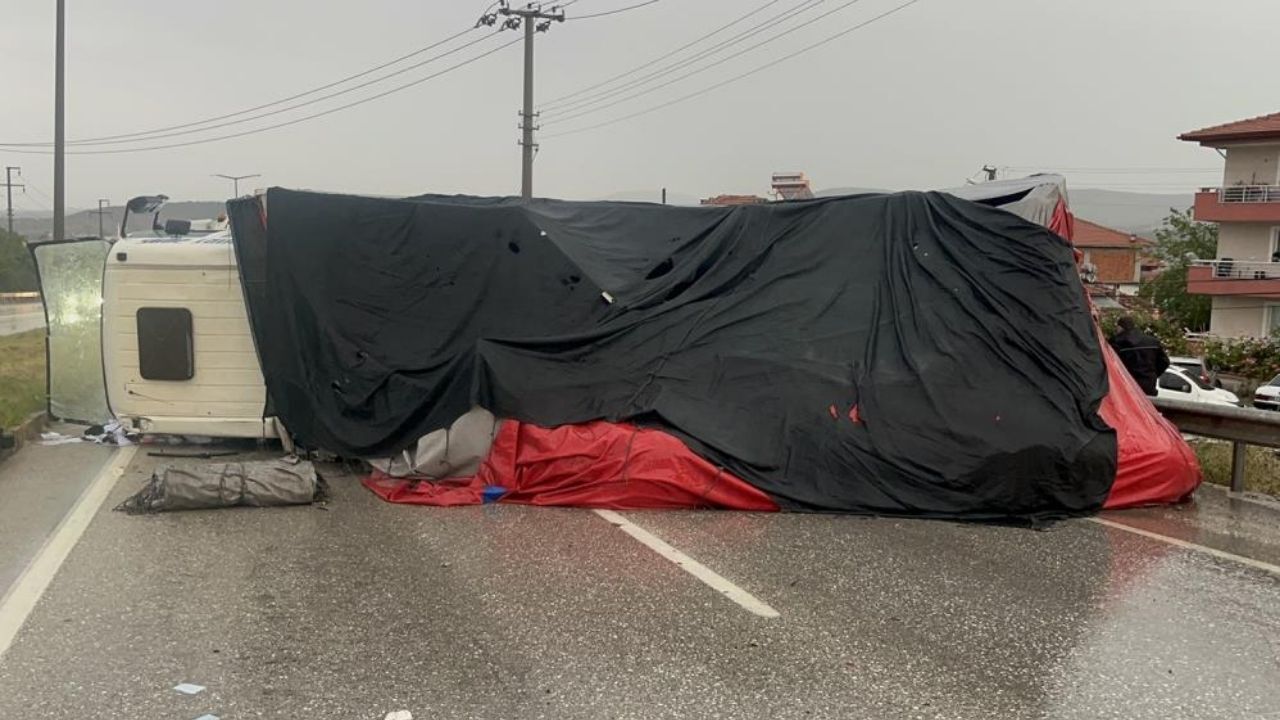 Manisa’nın Kula ilçesinde yağışlı havada meydana gelen zincirleme trafik kazası faciaya dönüştü. İki kişi yaşamını yitirirken, dört kişi yaralandı. İzmir-Ankara Karayolu saatlerce ulaşıma kapandı.