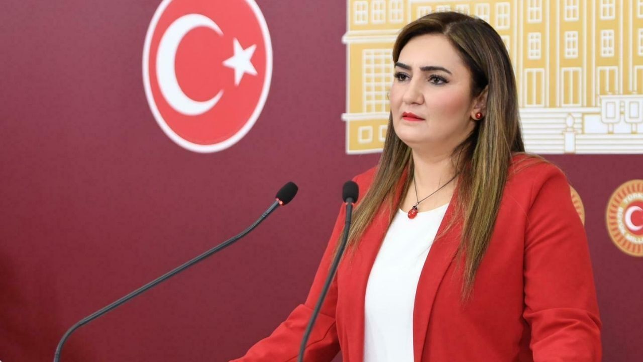 İzmir Büyükşehir Belediye Başkanı Cemil Tugay’ın CHP’den istifası siyasette deprem etkisi yarattı. Kılıçdaroğlu’na yakınlığıyla bilinen CHP İzmir milletvekili Sevda Erdan Kılıç ve 2024 yerel seçimlerinde AK Parti’den İzmir Büyükşehir Belediye başkan adayı olan, ancak seçimi kaybeden AK Partili Hamza Dağ’dan tepki geldi.
