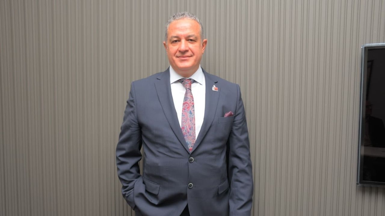 Doktoralı diş hekimlerine getirilen yeni uzmanlık şartları tartışma yarattı. İZDO Başkanı Ersin Atinel, yıllardır yapılan uyarıların dikkate alınmadığını belirterek mesleğin ciddi bir istihdam kriziyle karşı karşıya olduğunu söyledi.