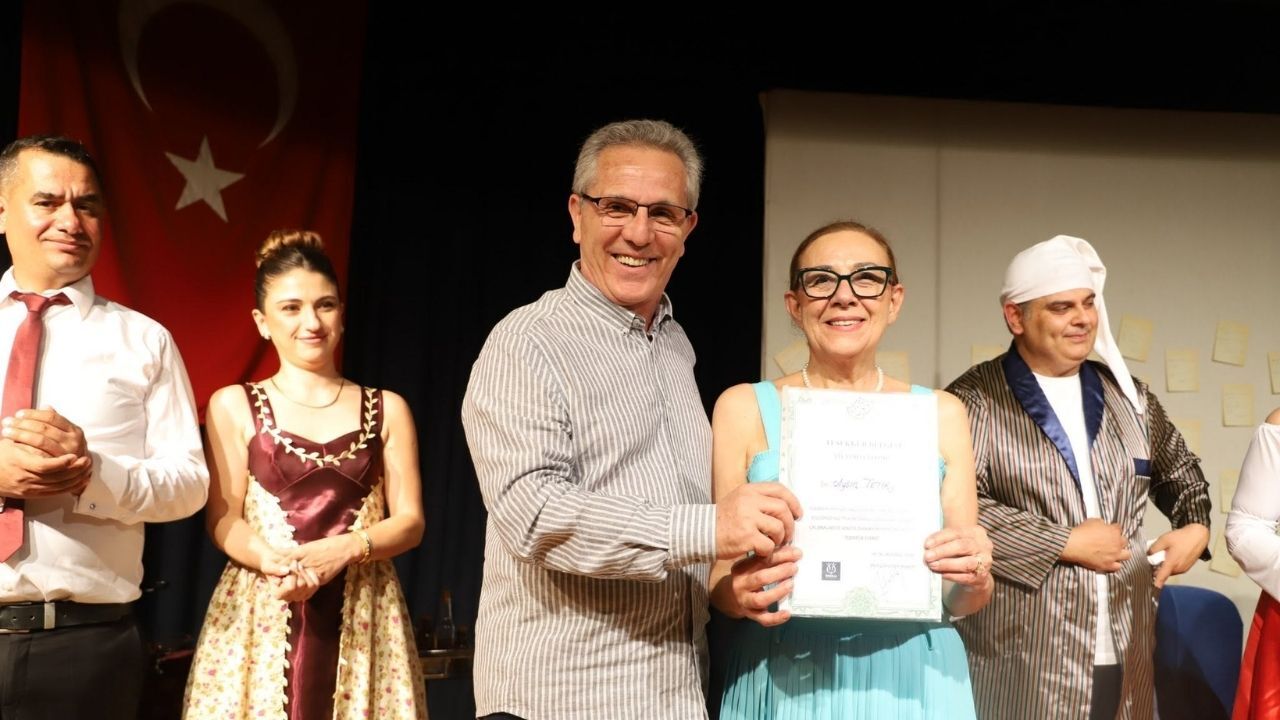 Nazilli Belediyesi’nin katkılarıyla sahnelenen NAZ Tiyatro Topluluğu’nun tiyatro oyunu sanatseverlerden büyük ilgi gördü. Salonu dolduran vatandaşlar, oyuncuların performansını uzun süre alkışladı.