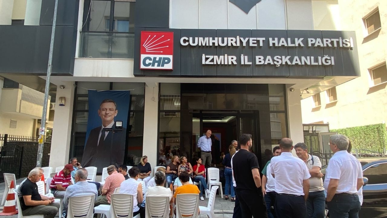 CHP İzmir İl Başkanlığı görevinden alınan ve ihraç istemiyle Yüksek Disiplin Kuruluna sevk edilen CHP İzmir İl Başkanı Çağatay Güç’e destek olmak ve Utku Gümrükçü’nün il başkanlığına alınmaması için başlatılan nöbet pazar günü de devam ediyor.