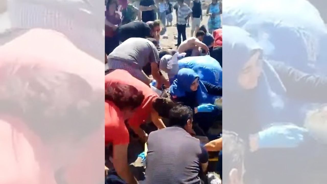 İzmir’de Babalar Günü’nde denize giren baba ve iki çocuğu boğulma tehlikesi geçirdi. Sahilde yapılan dakikalarca süren kalp masajı ve müdahalelerle hayata döndürülen ailenin durumu ağır.