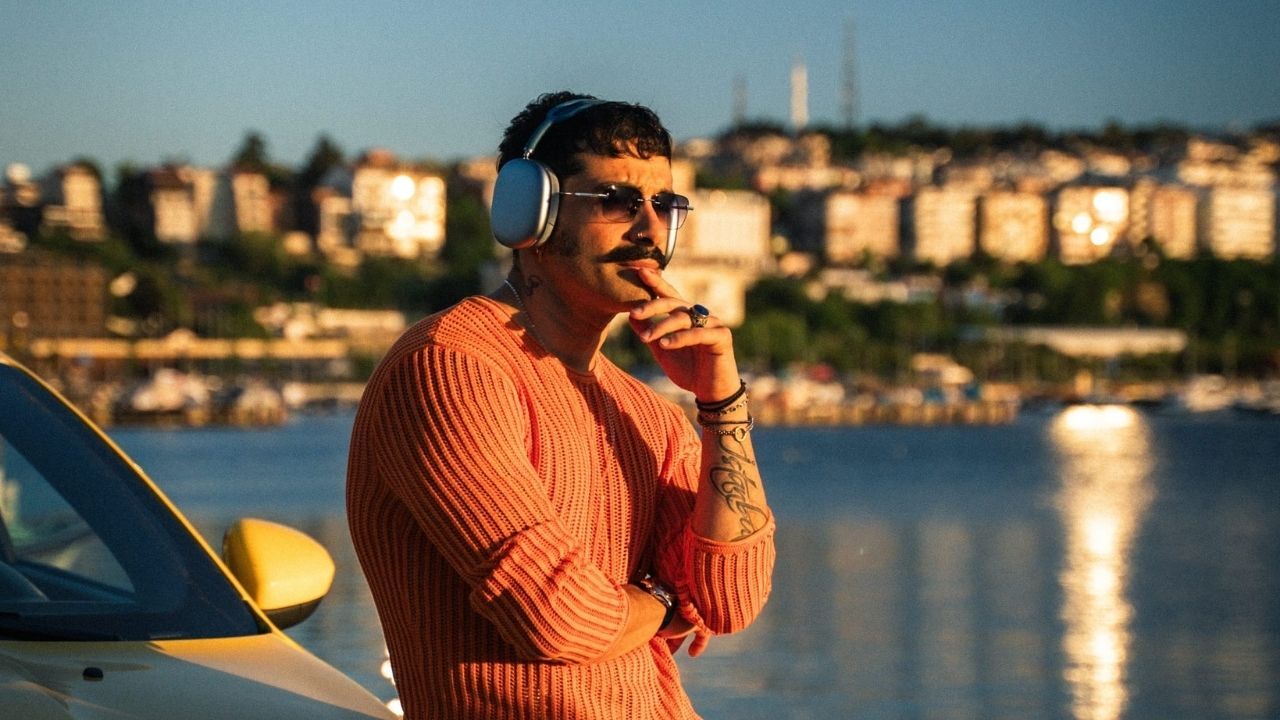 Türk pop müziğinin sevilen ismi Gökhan Türkmen, "Denk" projesiyle dokuz unutulmaz şarkıyı yeniden yorumluyor. Her klip birbirine bağlanarak Türkiye’de bir ilke imza atan müzikal diziye dönüşüyor.