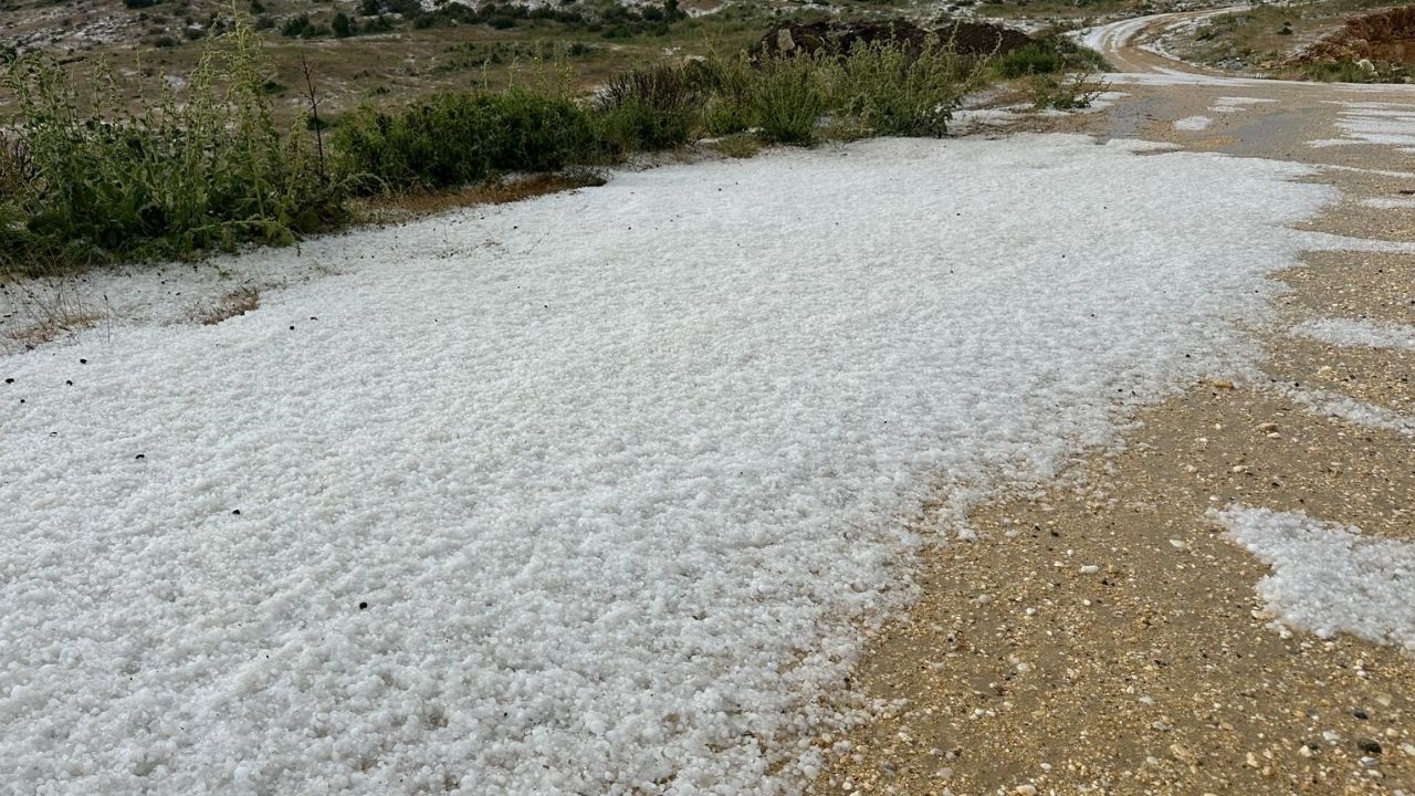 Uşak’ta Ceviz Büyüklüğünde Dolu Yağdı (1)