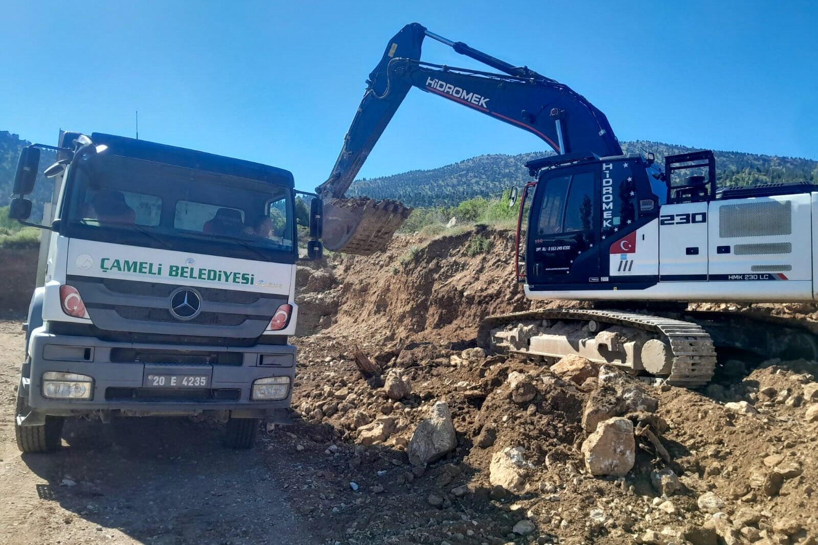 Vatandaşın Yağış Nedeniyle Bozulan Yoldaki Mağduriyeti Gideriliyor (1)
