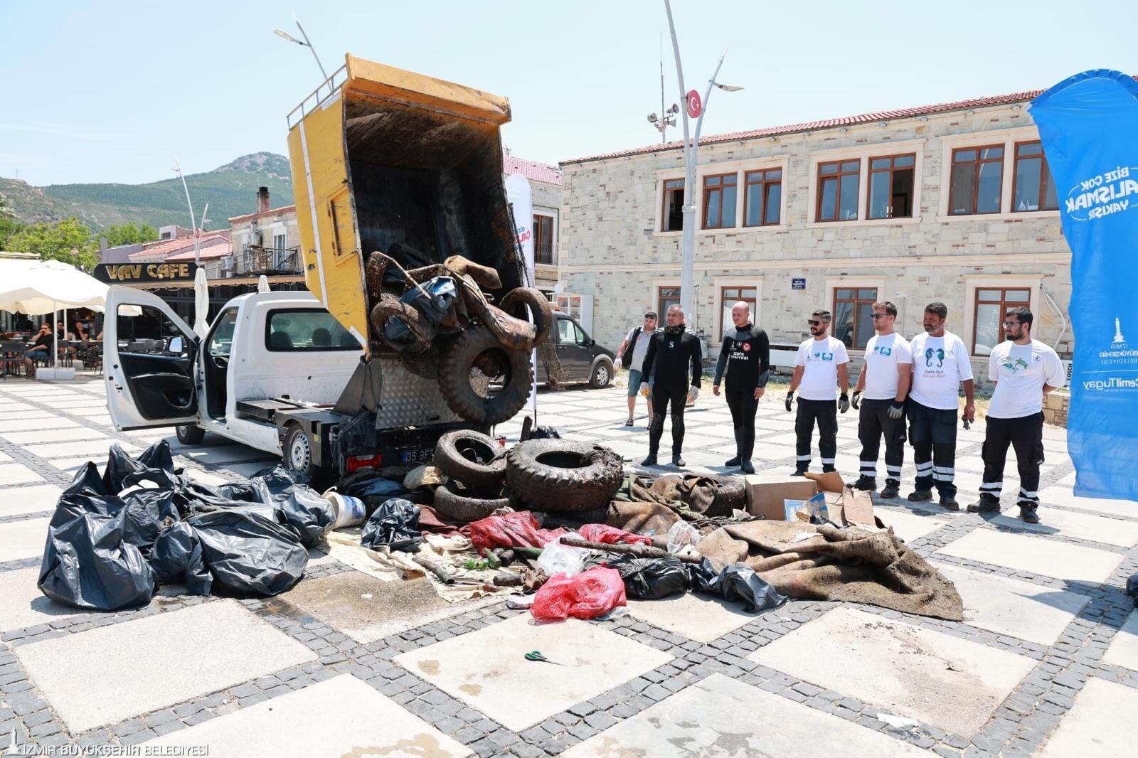 Yeni Foça’da Denizden Çıkanlar ’Bu Kadar Da Olmaz’ Dedirtti! (3)