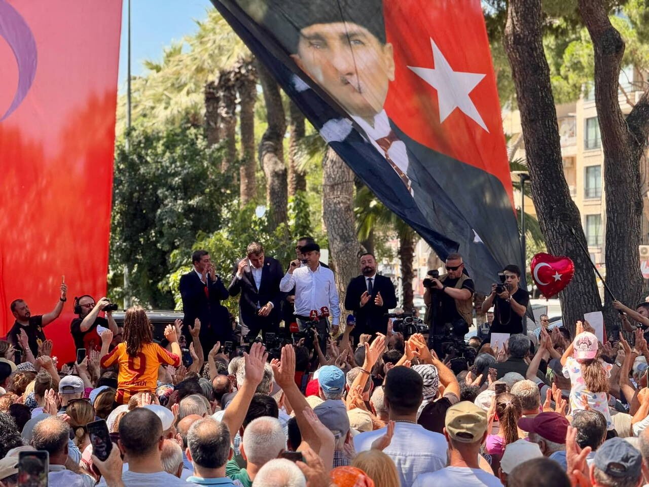 'Yeni Parti Mi Kuruluyor' Sorusuna Özgür Özel’den İzmir’de Flaş Yanıt! (2)