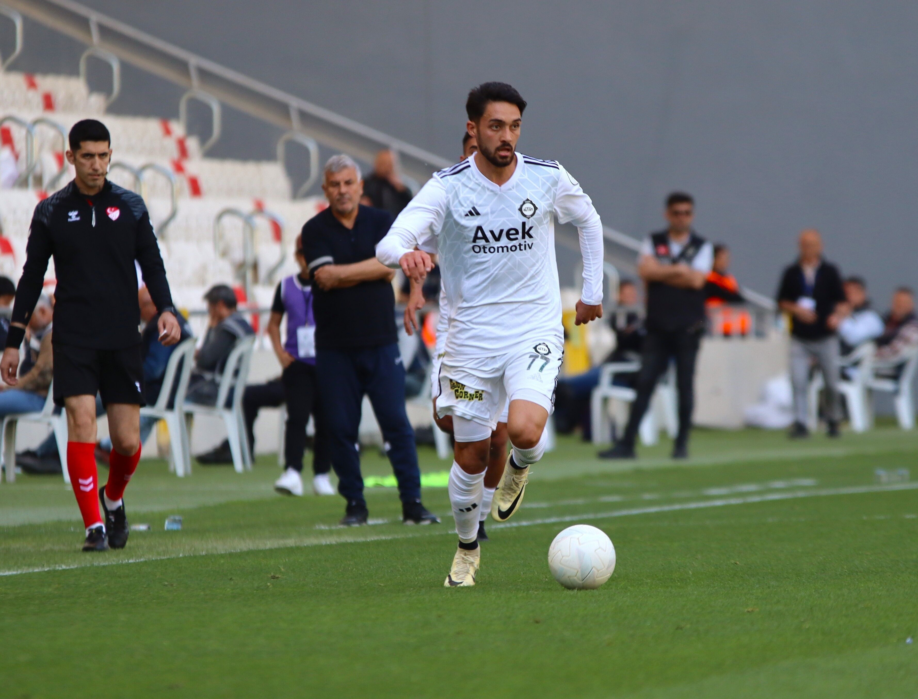 1Altay’da Yaprak Dökümü Devam Ediyor Genç Sağ Bek Gaziemir Spor Ile Anlaştı!