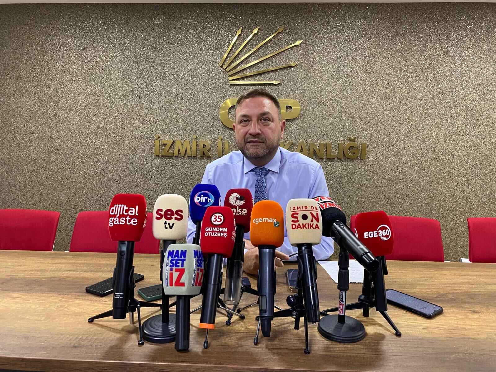 1Chp İzmir’de ‘Elit Emekçi’ Çatışması Gümrükçü’den Zehir Zemberek ‘Demirbaş’ Açıklaması