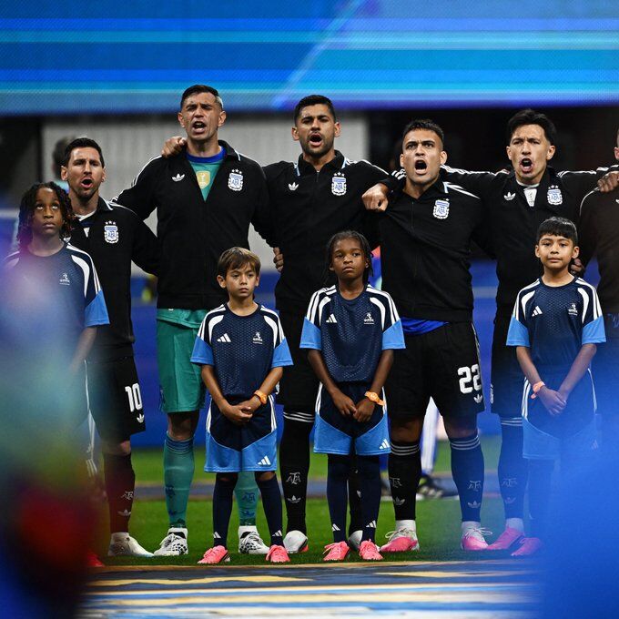 1Messi Maçın Oyuncusu Seçildi Diego Maradona’ya Hediye Etti!