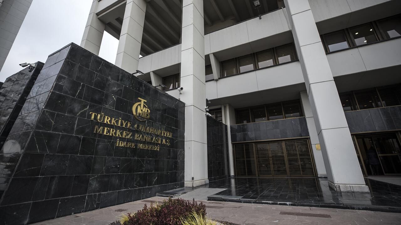 TCMB, bankacılık sistemini kökten değiştirecek düzenlemeyi duyurdu. Dövizde maliyetler artarken 3 yıllık uygulama tarihe karıştı. Peki, bu karar mevduat faizlerini ve kredi piyasasını nasıl etkileyecek? İşte detaylar.