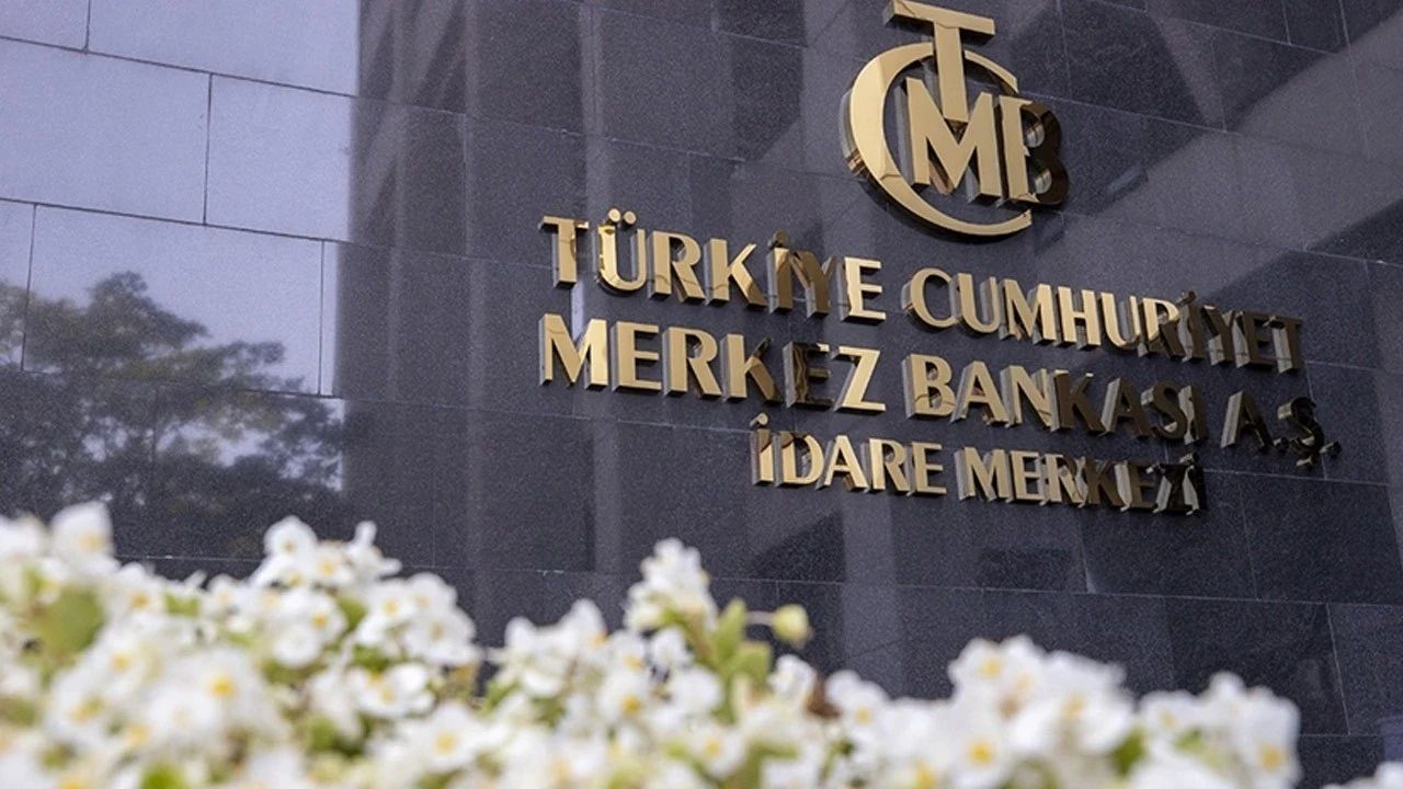 TCMB, bankacılık sistemini kökten değiştirecek düzenlemeyi duyurdu. Dövizde maliyetler artarken 3 yıllık uygulama tarihe karıştı. Peki, bu karar mevduat faizlerini ve kredi piyasasını nasıl etkileyecek? İşte detaylar.