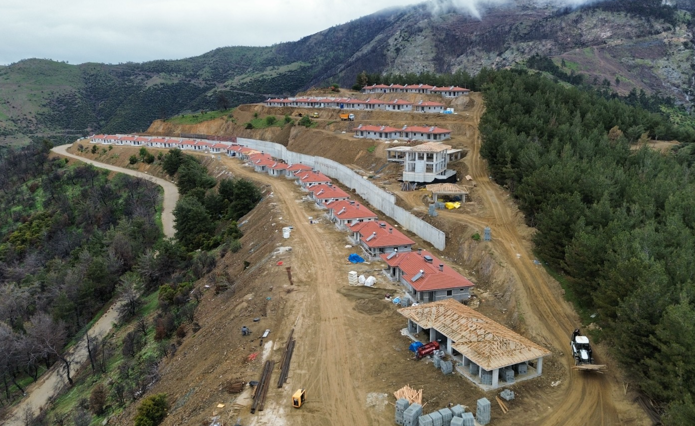 İzmir'in Ödemiş ilçesinde yaşanan büyük yangın felaketinin yaraları sarılıyor. Bölgede tamamlanan 138 köy evi, altyapı çalışmalarıyla birlikte Temmuz sonunda hak sahiplerinin oluyor.