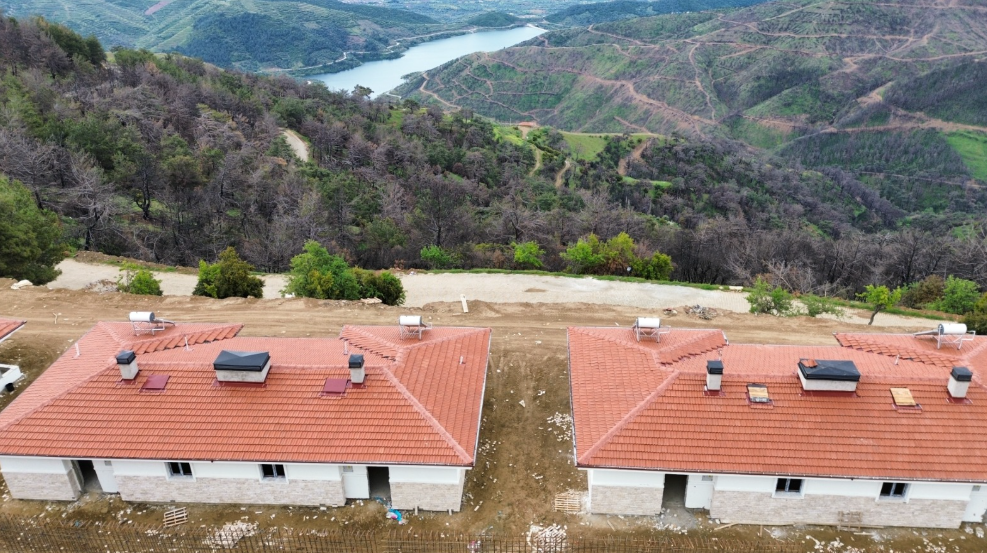 İzmir'in Ödemiş ilçesinde yaşanan büyük yangın felaketinin yaraları sarılıyor. Bölgede tamamlanan 138 köy evi, altyapı çalışmalarıyla birlikte Temmuz sonunda hak sahiplerinin oluyor.