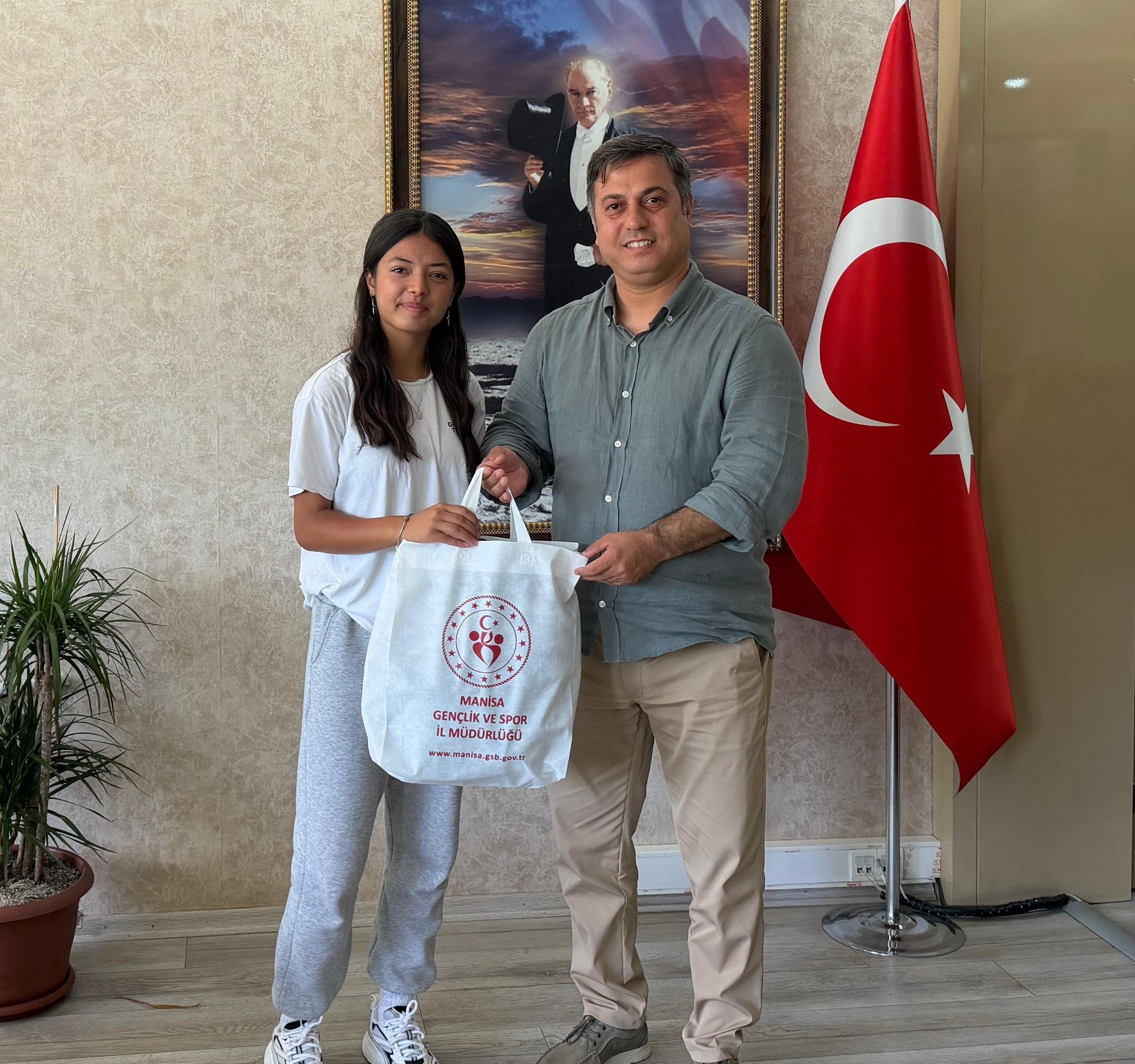 Manisa'da 9 Madalyalı Şampiyon Atlet Belinay'a Büyük Ödül 1