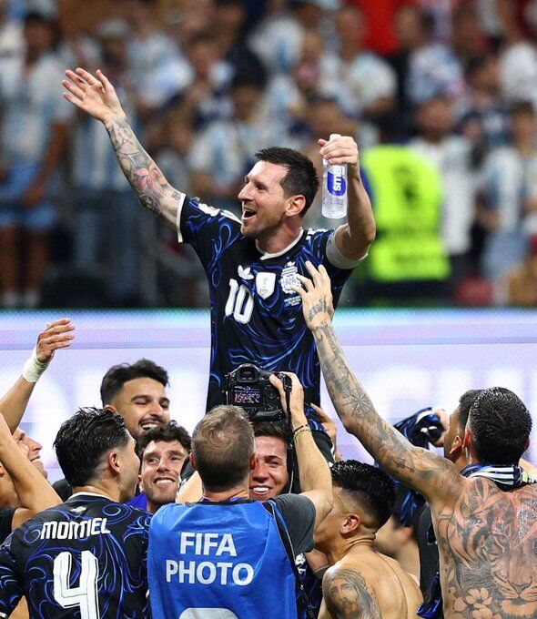 2Messi Maçın Oyuncusu Seçildi Diego Maradona’ya Hediye Etti!