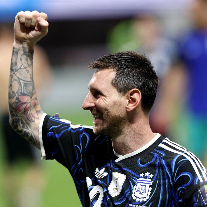 3Messi Maçın Oyuncusu Seçildi Diego Maradona’ya Hediye Etti!
