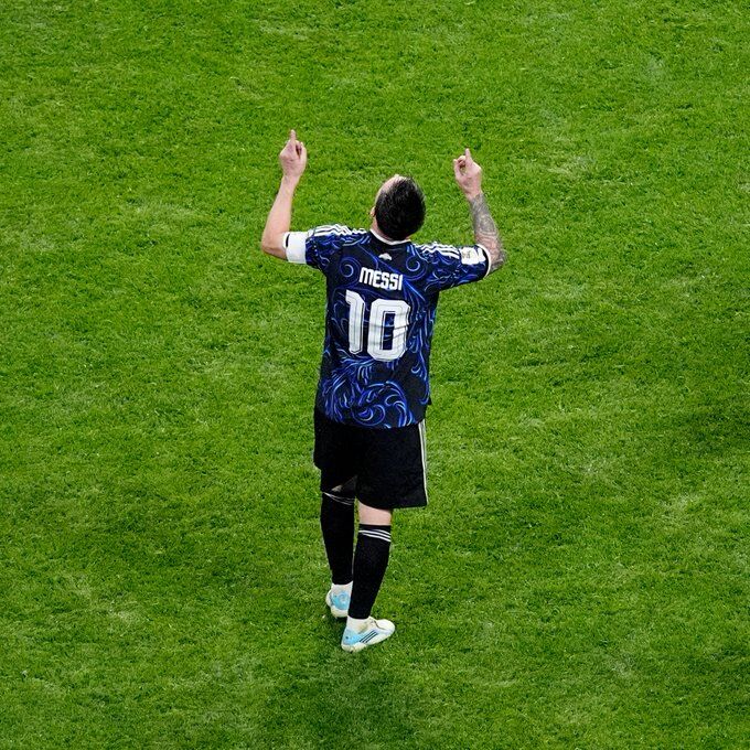 4Messi Maçın Oyuncusu Seçildi Diego Maradona’ya Hediye Etti!