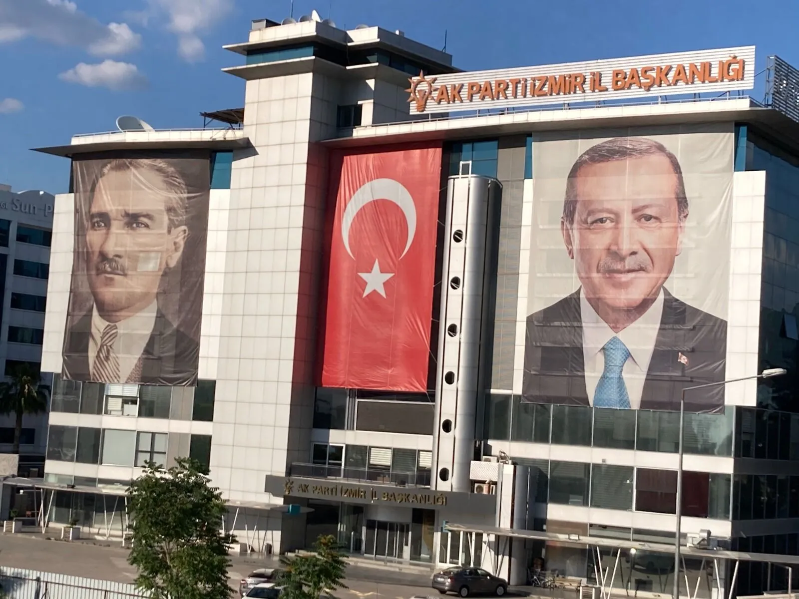 Ak Parti İzmir İl Başkanı Bilal Saygılı, Il Yönetimindeki Görev Değişimini Duyurarak Sağlık Politikalarından Sorumlu İl Başkan Yardımcılığı Görevine Mehmet Kaya'nın Atandığını Duyurdu. 1