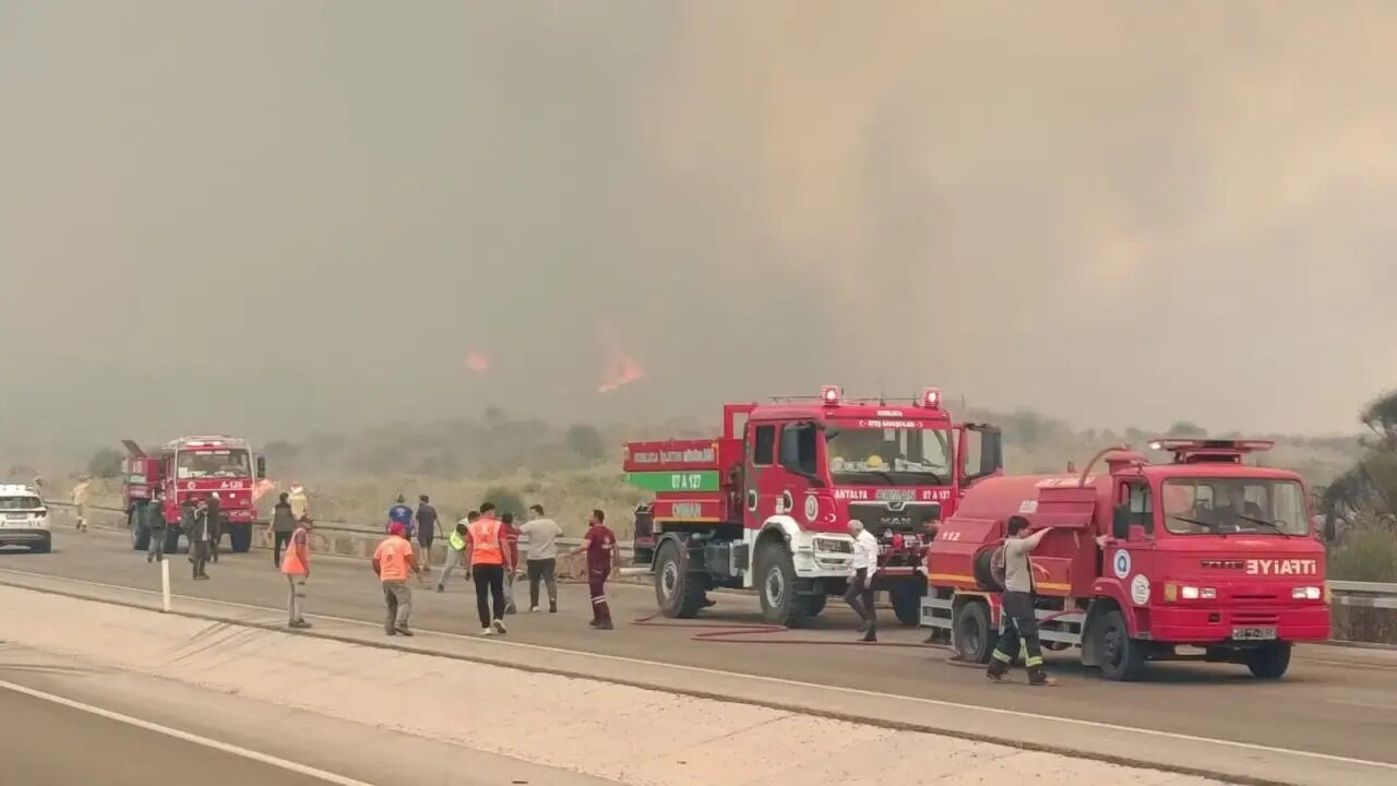 Antalya'da Orman Yangını D 400 Karayolu Trafiğe Kapatıldı! (1)