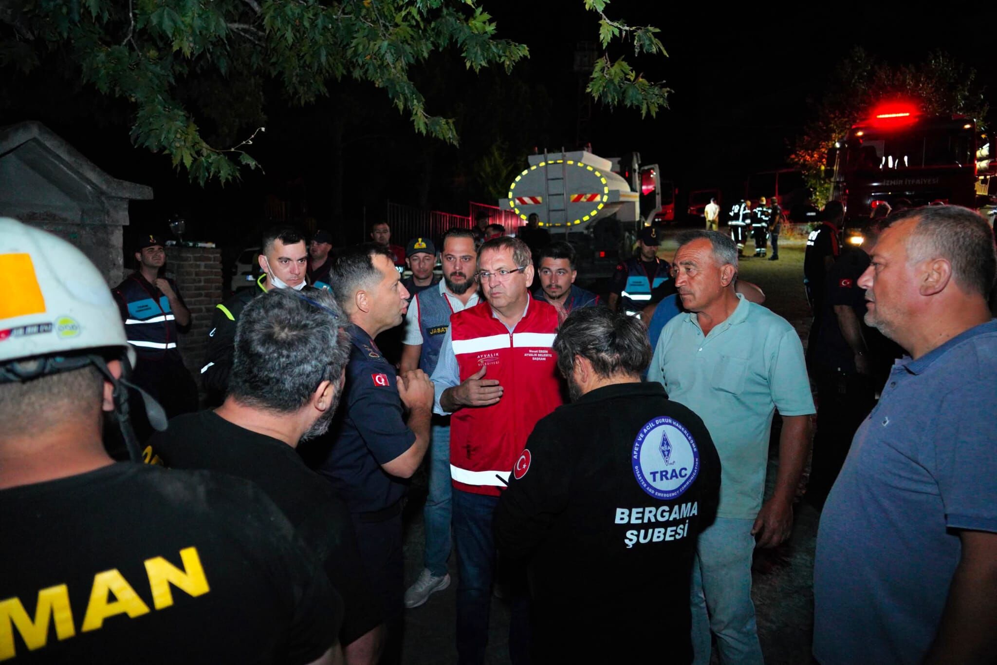 Ayvalık'ta Yangın Geniş Alana Yayıldı Ekipler Ikinci Gecede De Sahada (1)