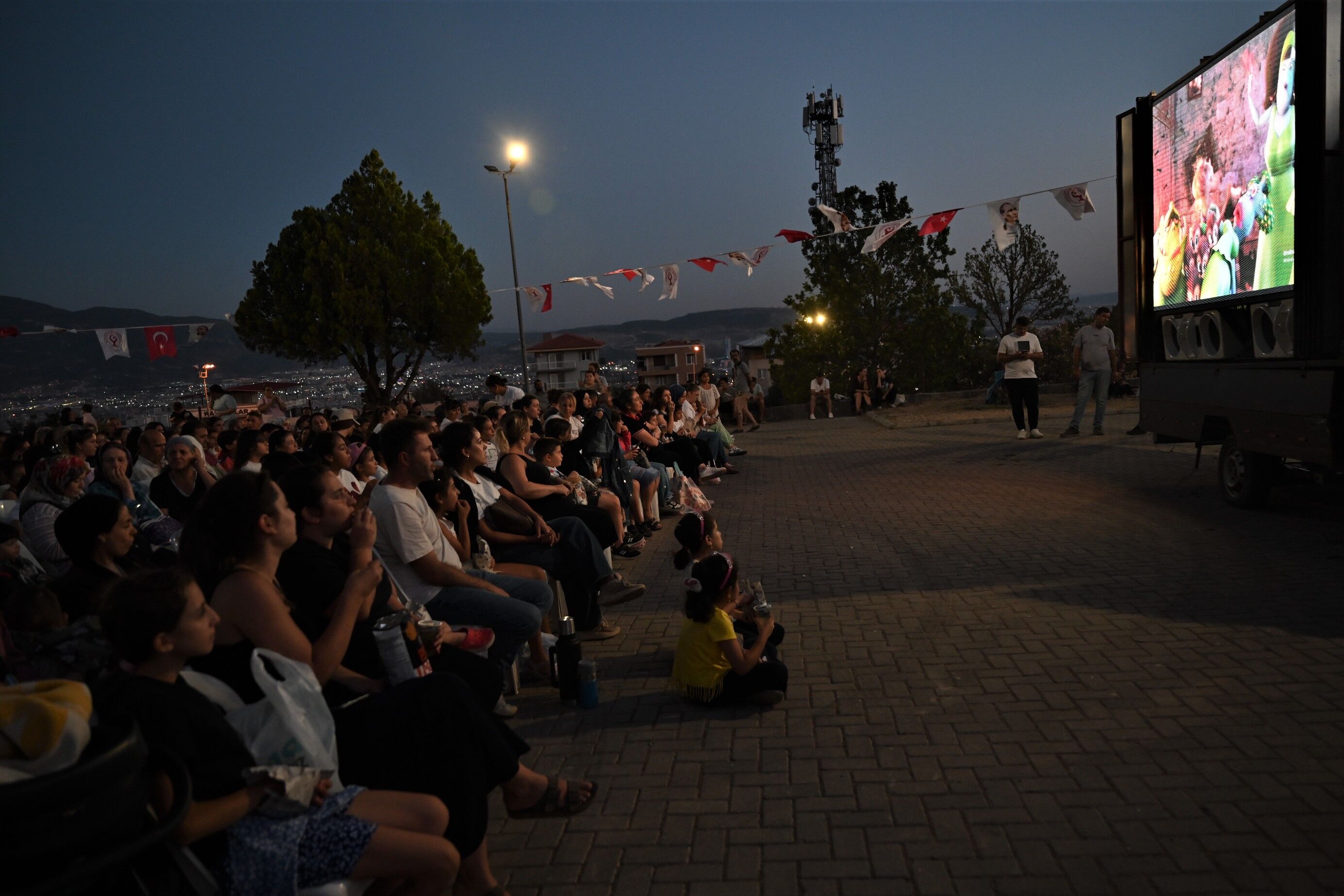 Bornova'da Ücretsiz Açık Hava Sineması Coşkusu! (2)