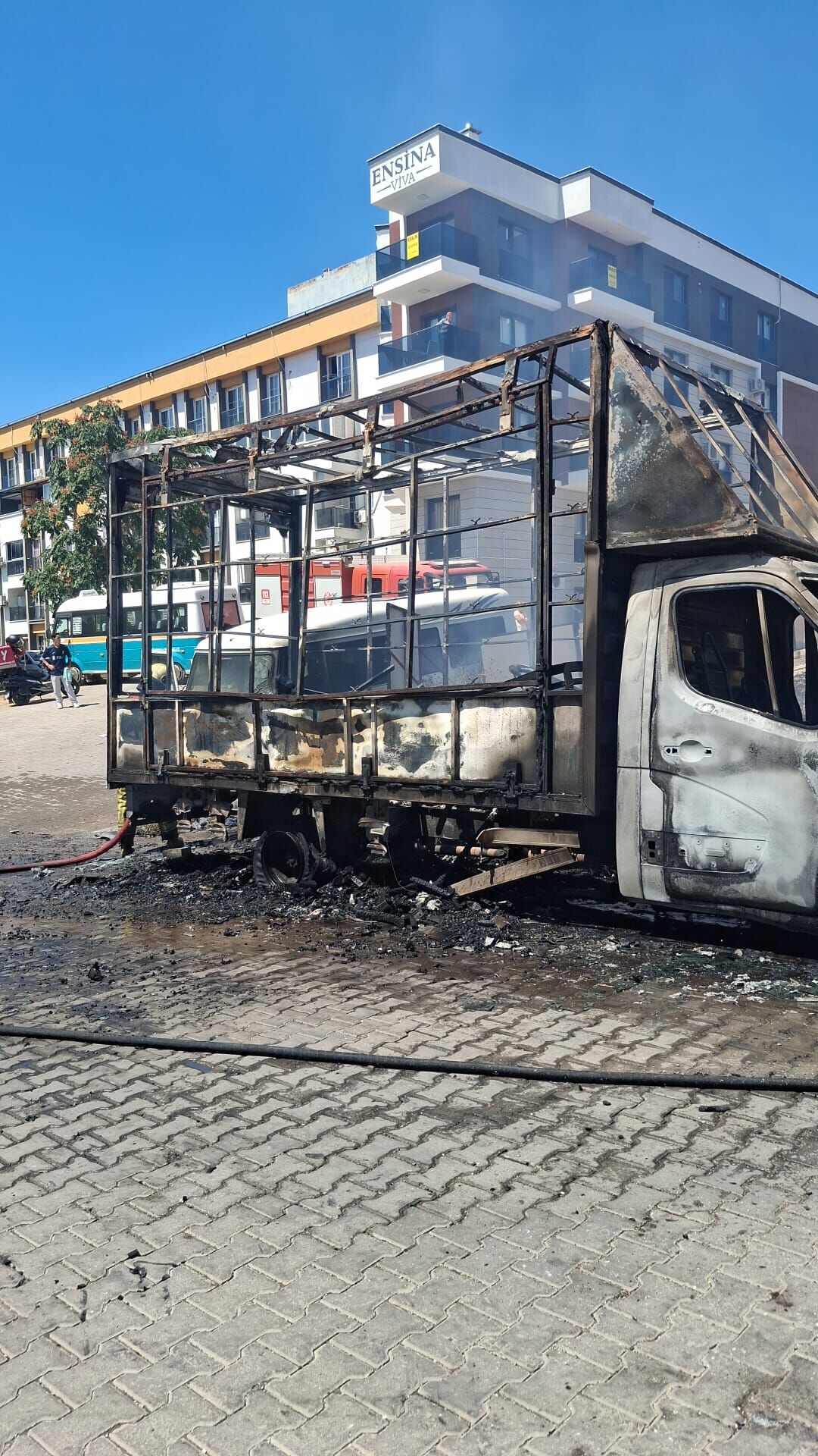 Buca’da Korkutan Yangın Alevler Apartmanların Dibine Kadar Geldi! (1)-1