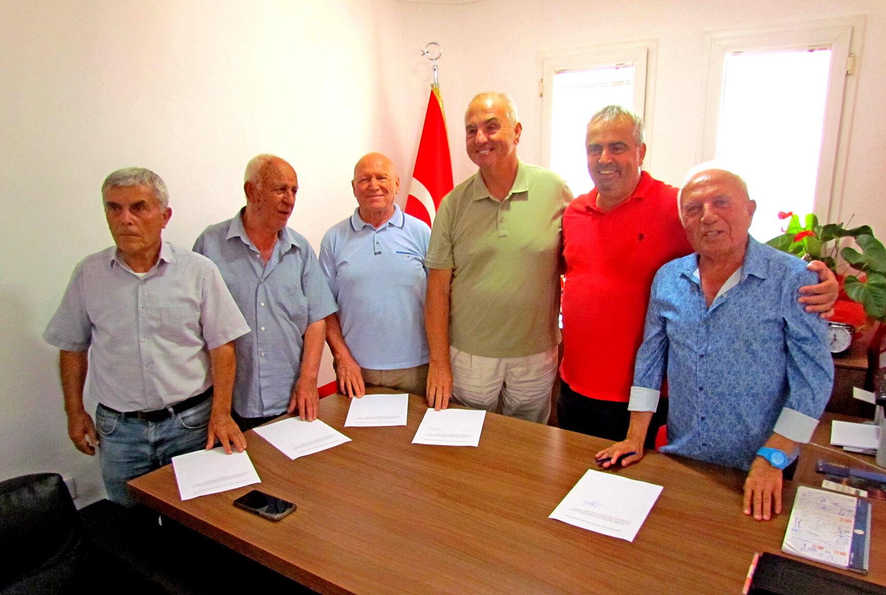 Çeşme'de Chp'nin Eski Ilçe Başkanları Istifa Etti! (2)