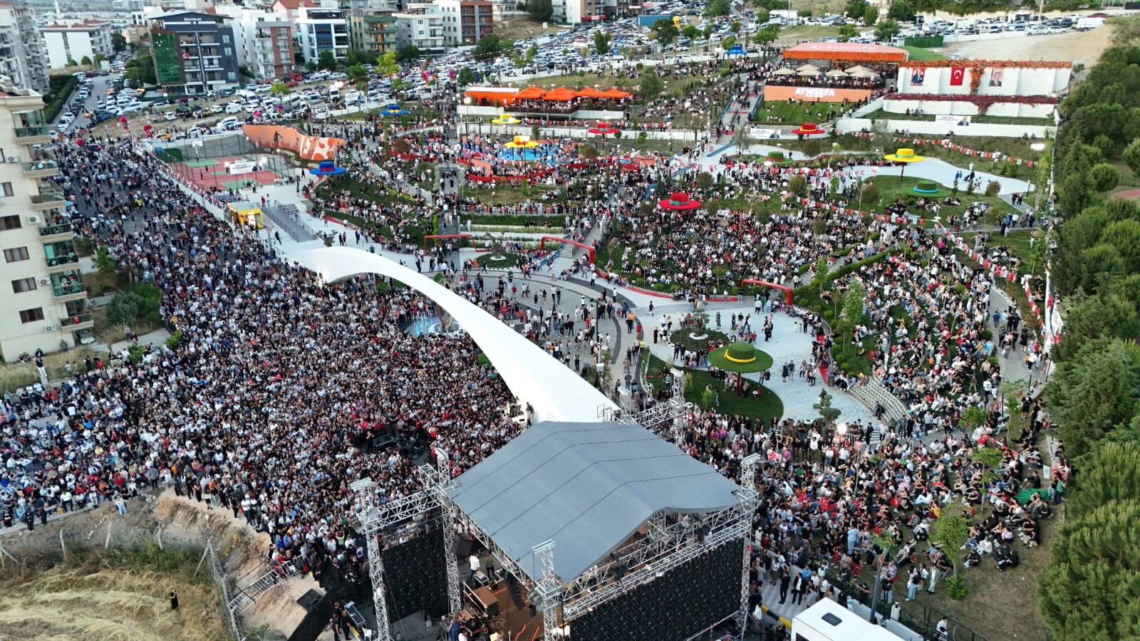 Çevre Ilçelerden Bile Akın Var Menemen'deki Kent Gözü Sosyalleşmenin Yeni Adresi Oldu (3)