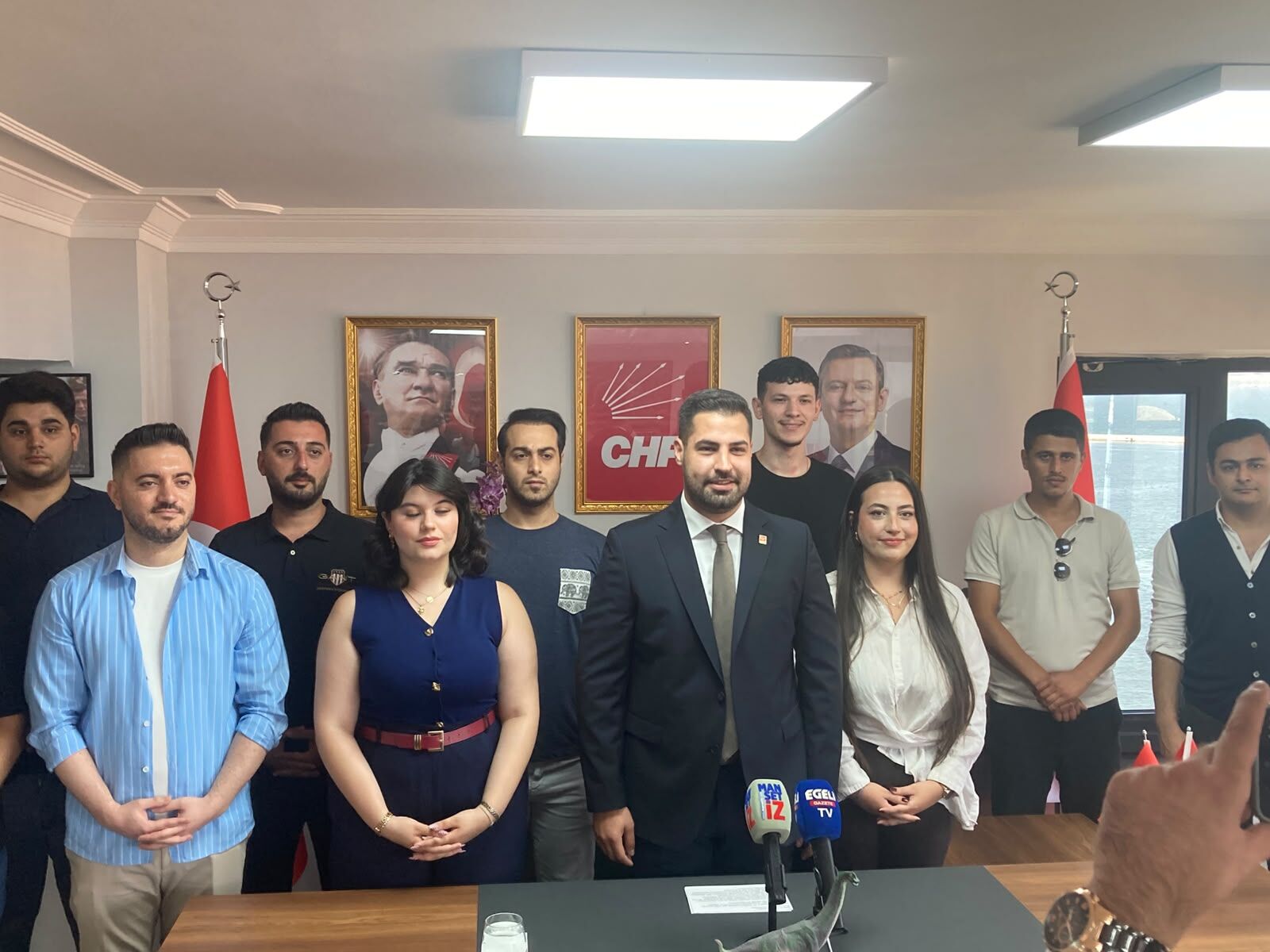 Chp’li Gençlerden Nalbantoğlu’na 'Alıcı Ödemeli' Dinozor! (1)-1