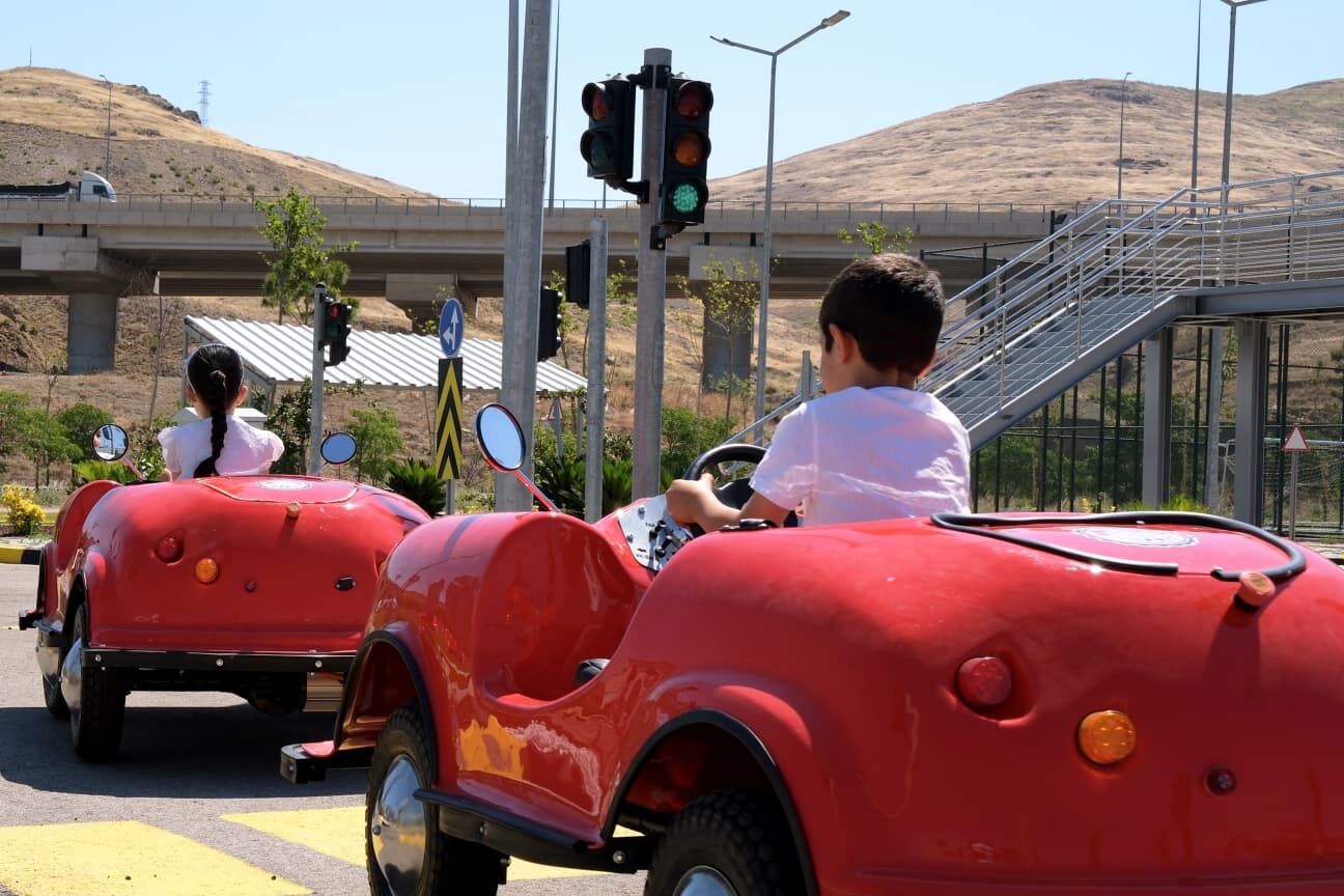 Çocuklar Trafik Kurallarını Uygulamalı Öğreniyor (1)