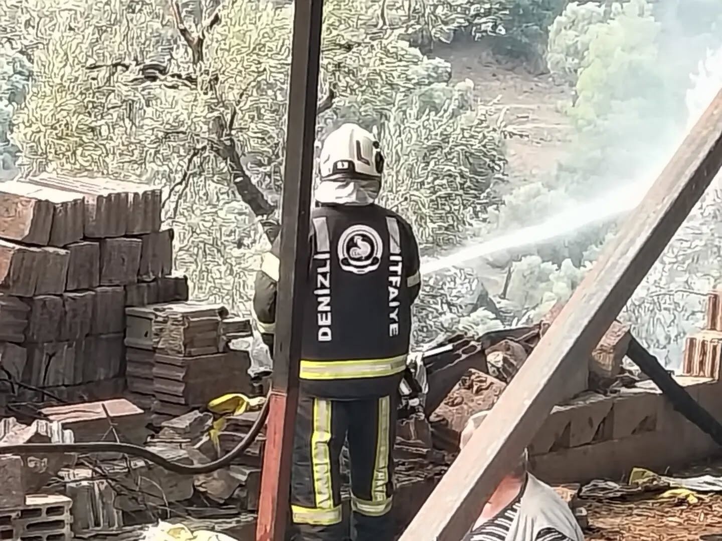 Denizli Büyükşehir İtfaiyesi Aydın Çine’deki Orman Yangınına Destek Için Bölgede 22
