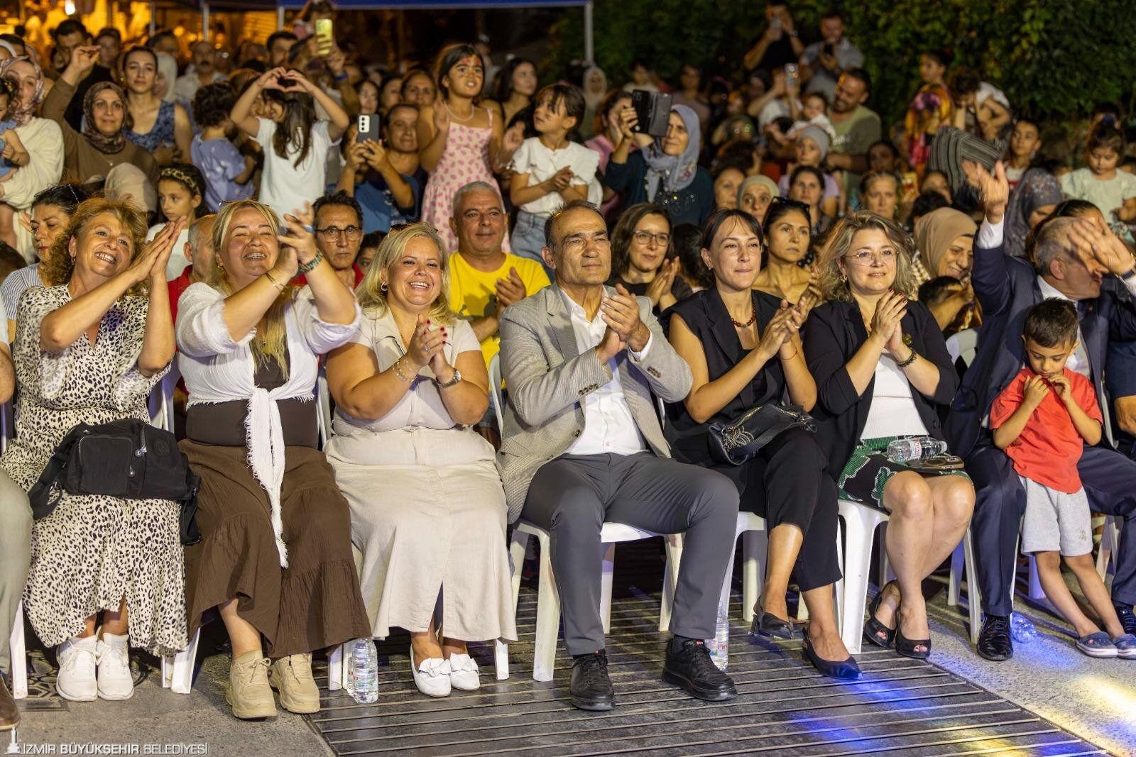 Eski Komşuluklar Sokaklara Taşındı İzmir'de Şenlik Coşkusu Sürüyor (1)