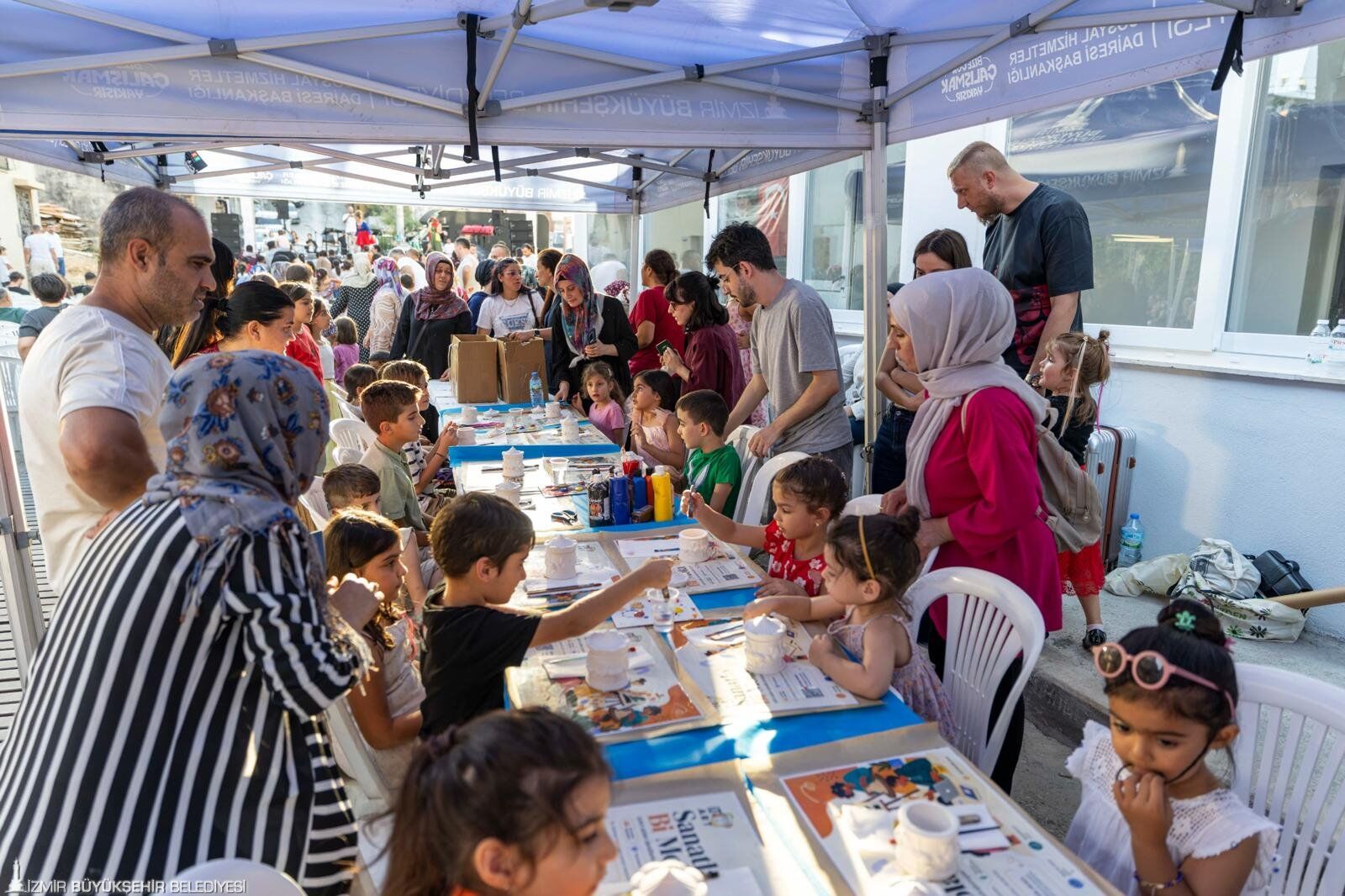 Eski Komşuluklar Sokaklara Taşındı İzmir'de Şenlik Coşkusu Sürüyor (3)