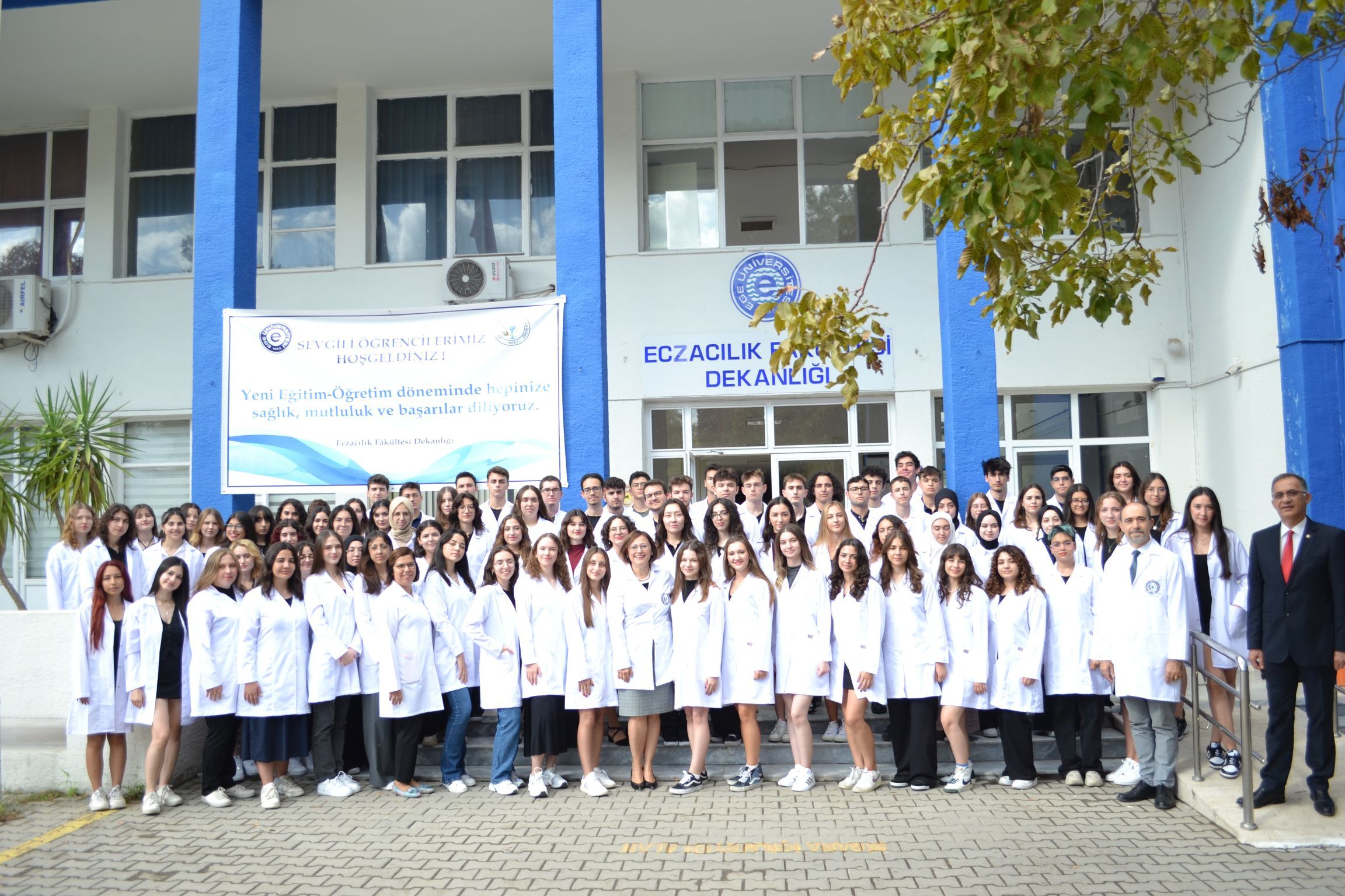 Eü Eczacılık Fakültesi Yeni Öğrencilerini Bekliyor (4)