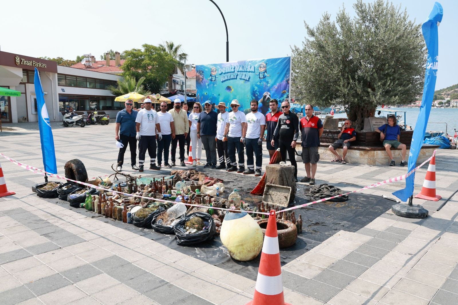 Foça'da Denizden Çıkan Atıklar Meydanda Sergileniyor (2)