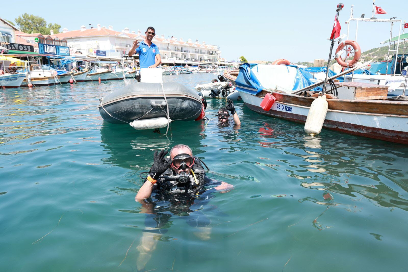 Foça'da Denizden Çıkan Atıklar Meydanda Sergileniyor (4)