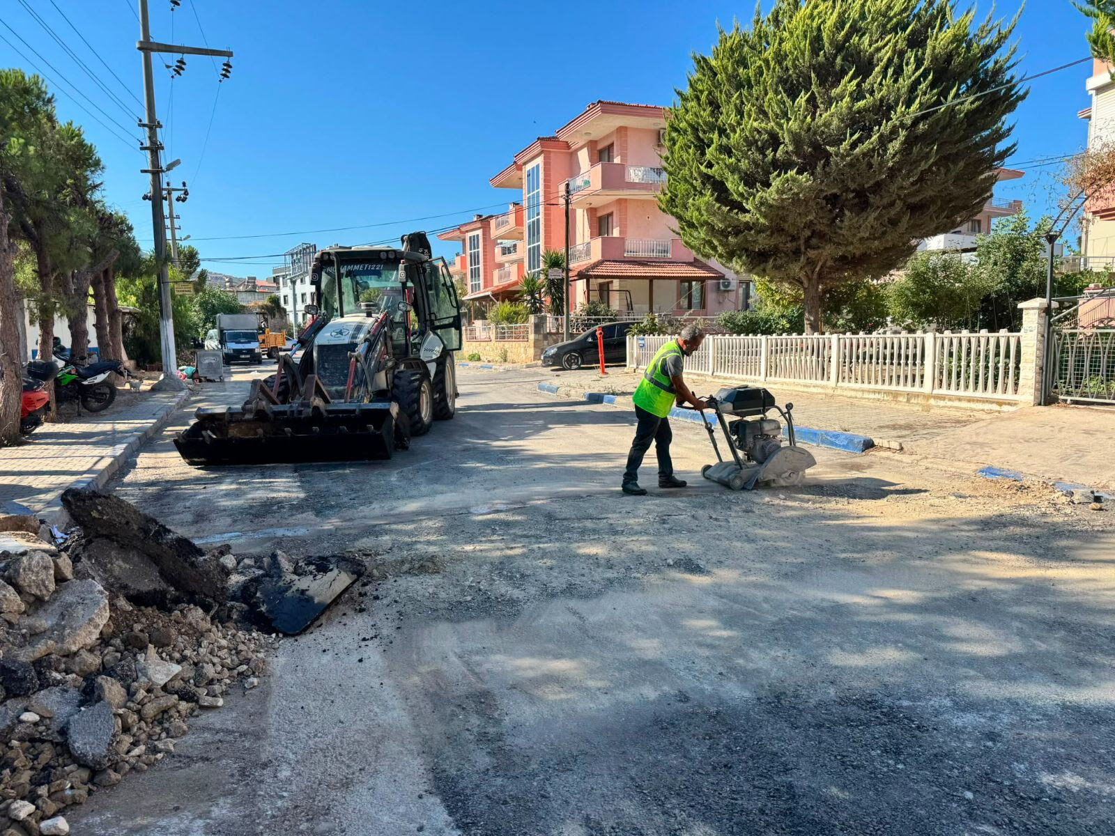 Foça’da Yollar Kentin Dokusuna Yakışır Hale Geliyor (1)
