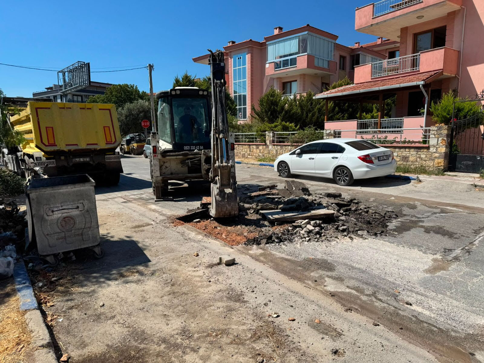 Foça’da Yollar Kentin Dokusuna Yakışır Hale Geliyor (2)