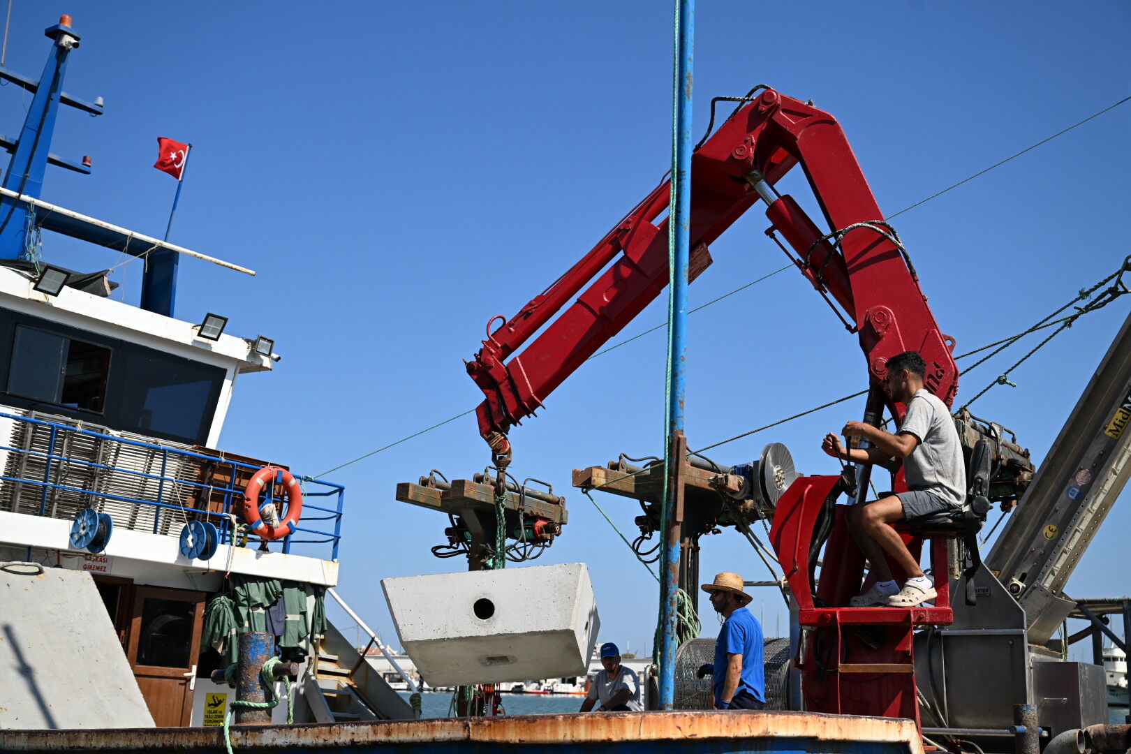 İzmir'de Ahtapotlar Için Denize Yapay Resif Bırakıldı (2)
